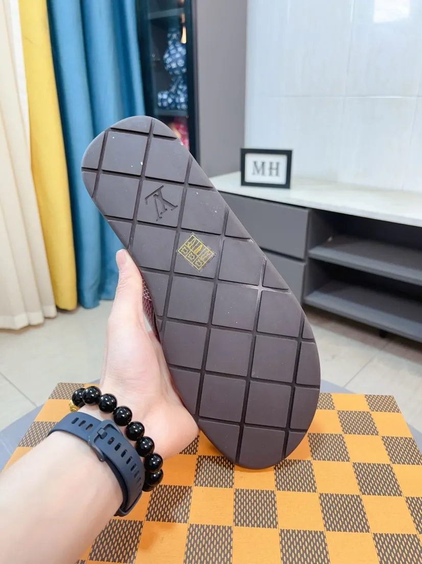 Men's shoes 💰340🌹🌹 (lv-Louis Vuitton) New men's slippers, high-end boutique, exquisite embossed logo decoration on the upper, fine workmanship, super soft soles, casual, loose and comfortable, a must-have in summer! \nsize：38-44